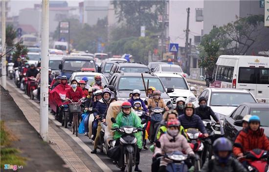 Ùn tắc nhiều km ở chợ hoa Tết nổi tiếng miền Bắc