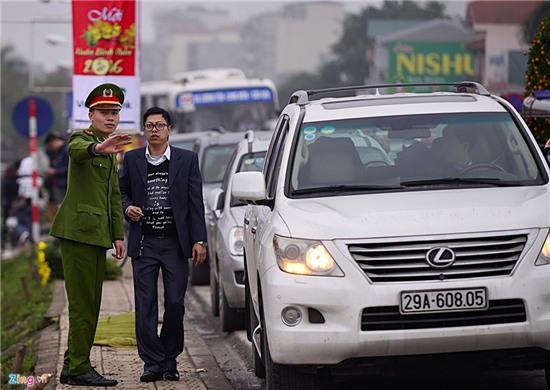 Ùn tắc nhiều km ở chợ hoa Tết nổi tiếng miền Bắc