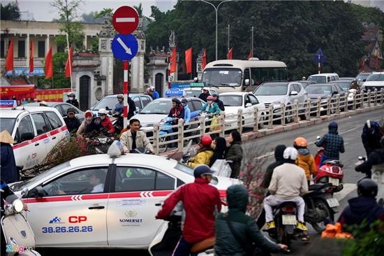 Ùn tắc nhiều km ở chợ hoa Tết nổi tiếng miền Bắc