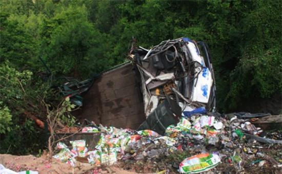 Ô tô mất lái lao xuống vực trong đêm, 7 người thương vong - Ảnh 1.