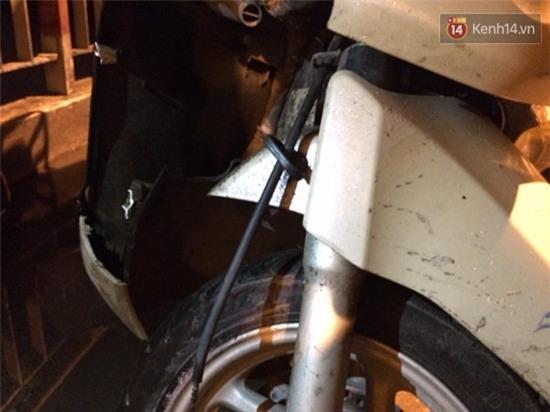 Hà Nội: Xe máy dựng giữa cầu Chương Dương, người lái xe nghi rơi xuống sông - Ảnh 1.