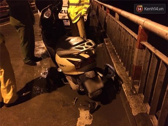 Hà Nội: Xe máy dựng giữa cầu Chương Dương, người lái xe nghi rơi xuống sông - Ảnh 2.