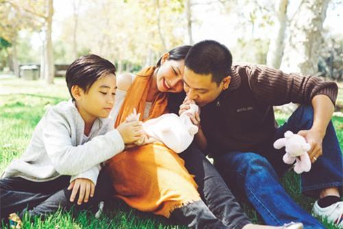  Bé Yvona chào đời được ông bà nội, bố mẹ và anh trai yêu thương hết mực. Trên Facebook của Kim Hiền luôn tràn ngập những hình ảnh hạnh phúc của gia đình nhỏ. 