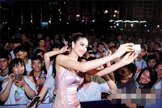  Trở về sau cuộc thi Hoa hậu Hoàn vũ 2015. Phạm Hương trở thành khuôn mặt được yêu thích nhất. Nhất cử nhất động của người đẹp đều nhận được sự quan tâm của đông đảo người hâm mộ. 