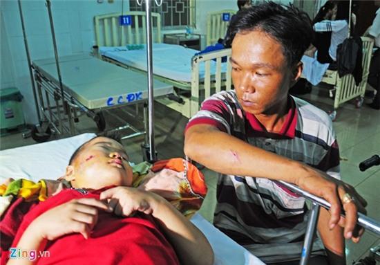 Xe chở khách về Tết lao xuống vực, 30 người bị thương