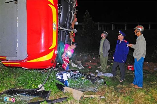 Xe chở khách về Tết lao xuống vực, 30 người bị thương