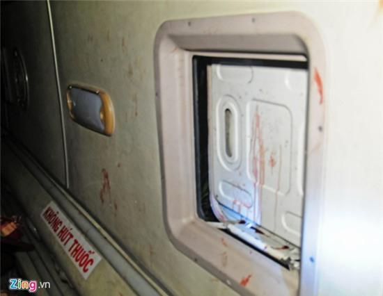 Xe chở khách về Tết lao xuống vực, 30 người bị thương