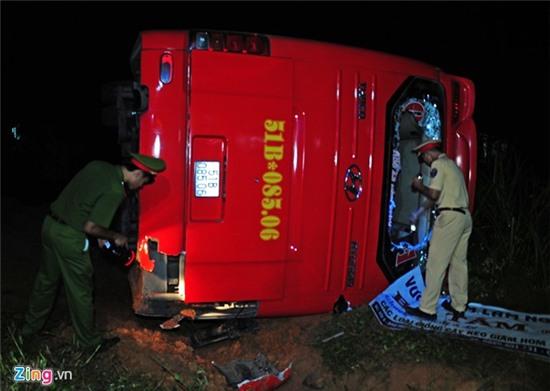 Xe chở khách về Tết lao xuống vực, 30 người bị thương