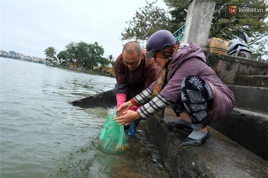 Sông hồ Hà Nội sạch bóng túi rác thải ngày tiễn ông Táo lên trời - Ảnh 10.