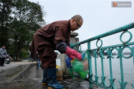 Sông hồ Hà Nội sạch bóng túi rác thải ngày tiễn ông Táo lên trời - Ảnh 11.