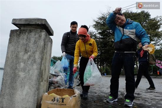 Sông hồ Hà Nội sạch bóng túi rác thải ngày tiễn ông Táo lên trời - Ảnh 12.