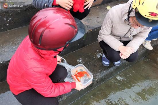 Sông hồ Hà Nội sạch bóng túi rác thải ngày tiễn ông Táo lên trời - Ảnh 13.