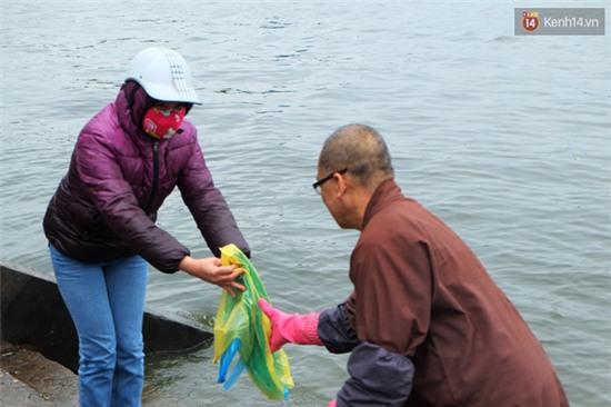 Sông hồ Hà Nội sạch bóng túi rác thải ngày tiễn ông Táo lên trời - Ảnh 9.