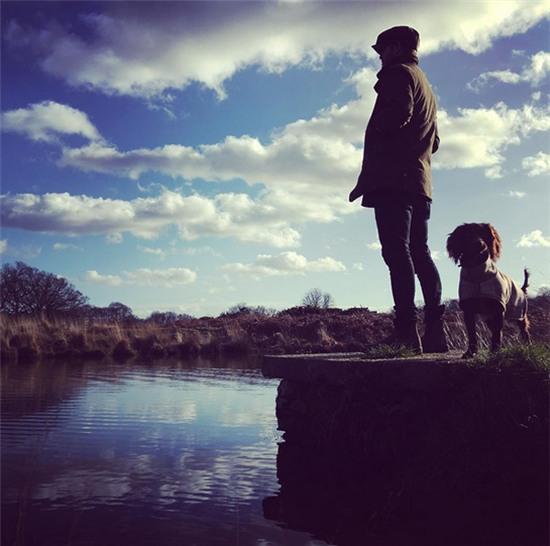 tieu-thu-harper-tung-tang-ben-bo-va-anh-trai-10