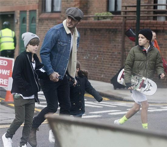 tieu-thu-harper-tung-tang-ben-bo-va-anh-trai-6