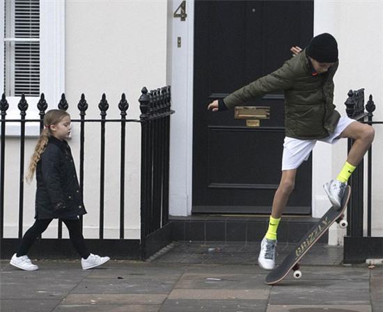 tieu-thu-harper-tung-tang-ben-bo-va-anh-trai-8