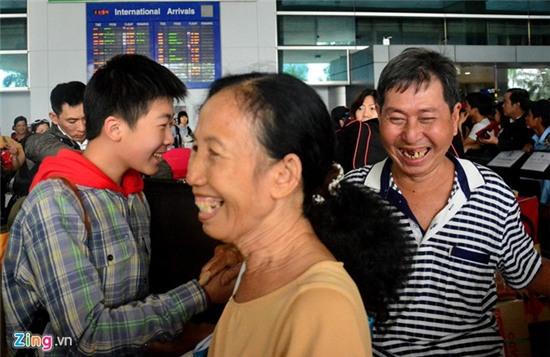 Rừng người chờ Việt kiều ở sân bay Tân Sơn Nhất
