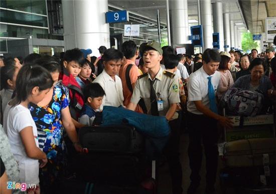 Rừng người chờ Việt kiều ở sân bay Tân Sơn Nhất