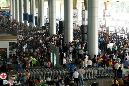 Rừng người chờ Việt kiều ở sân bay Tân Sơn Nhất