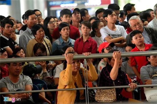Rừng người chờ Việt kiều ở sân bay Tân Sơn Nhất
