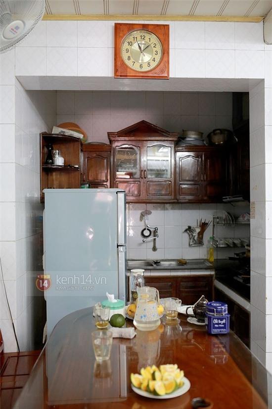  Căn bếp của gia đình Sơn Tùng khá nhỏ, chỉ đủ chỗ kê 1 chiếc bàn ăn, bàn bếp và vài vật dụng thiết yếu khác. 