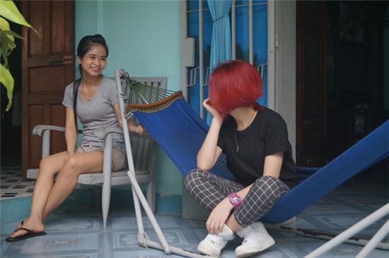 Không gian sân của nhà Hòa Minzy khá rộng, được lát gạch men rất sạch sẽ.