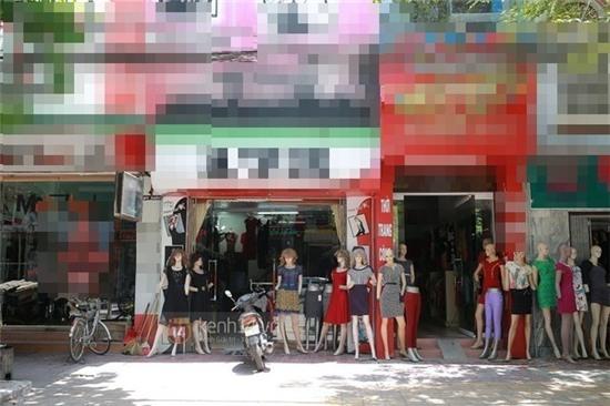 Còn Sơn Tùng, gia đình nam ca sĩ sống trong 1 căn nhà hai tầng tại thành phố Thái Bình. Tầng 1 được dành để mở cửa hàng quần áo nên Sơn Tùng và bố mẹ cùng cậu em trai sinh hoạt ở tầng 2.