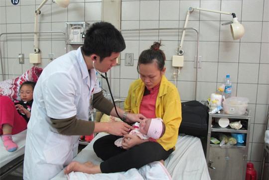 Trẻ bị viêm đường hô hấp do virus cúm nhập viện điều trị tại Bệnh viện Bạch Mai