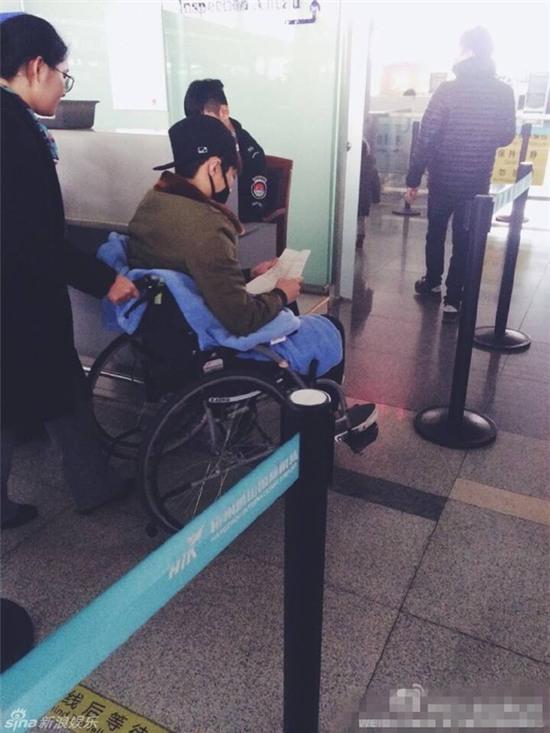 Lay (EXO) bất ngờ ngồi xe lăn sang Hàn Quốc chữa bệnh - Ảnh 1.
