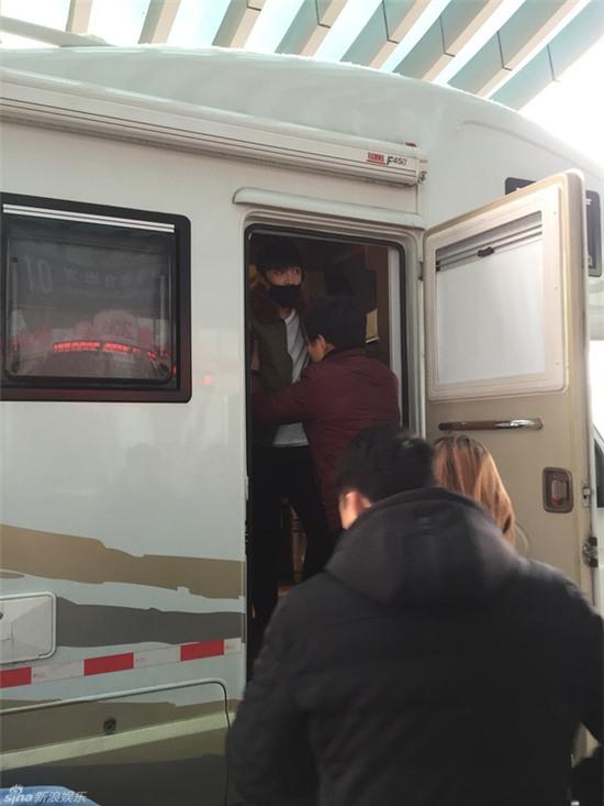 Lay (EXO) bất ngờ ngồi xe lăn sang Hàn Quốc chữa bệnh - Ảnh 2.
