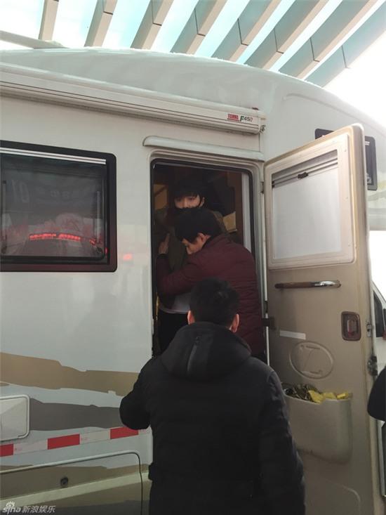 Lay (EXO) bất ngờ ngồi xe lăn sang Hàn Quốc chữa bệnh - Ảnh 3.