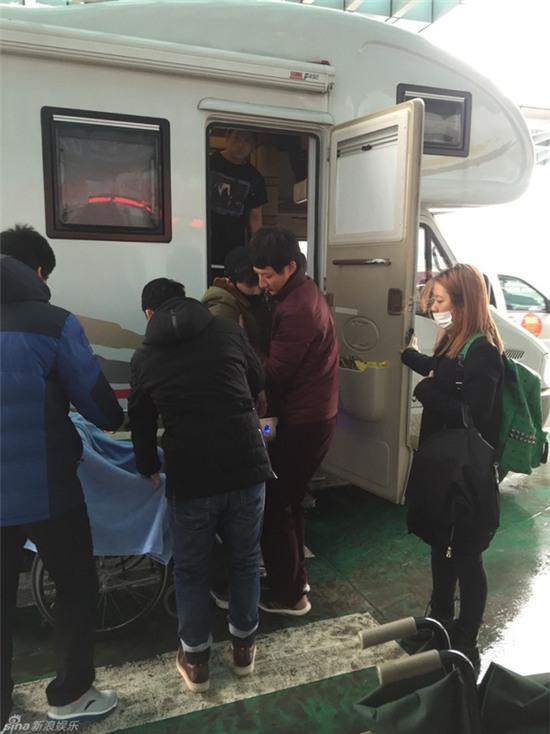 Lay (EXO) bất ngờ ngồi xe lăn sang Hàn Quốc chữa bệnh - Ảnh 4.