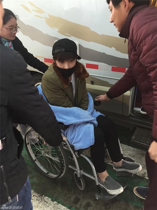 Lay (EXO) bất ngờ ngồi xe lăn sang Hàn Quốc chữa bệnh - Ảnh 6.