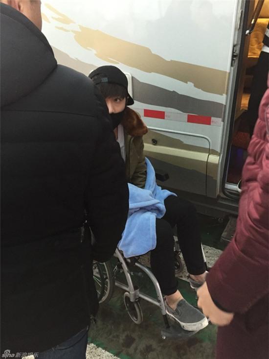 Lay (EXO) bất ngờ ngồi xe lăn sang Hàn Quốc chữa bệnh - Ảnh 7.