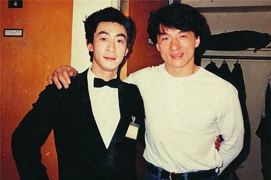 Thời thanh xuân gắn liền với khỉ của Lục Tiểu Linh Đồng