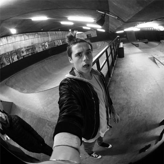 Brooklyn liên tục cập nhật hình ảnh trong quá trình làm việc.