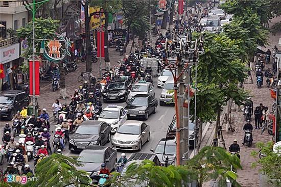 Hà Nội tắc đường triền miên dịp cận Tết