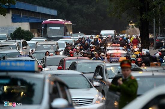 Hà Nội tắc đường triền miên dịp cận Tết
