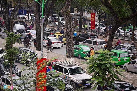 Hà Nội tắc đường triền miên dịp cận Tết