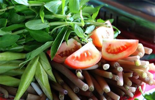 Để tránh bị ngộ độc khi ăn lẩu, bạn cần phải rửa thật sạch các loại rau (Ảnh minh họa: Internet)