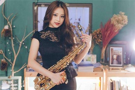 Mỹ nữ thổi saxophone siêu vòng 1 gây sốt Trung Quốc - Ảnh 1.