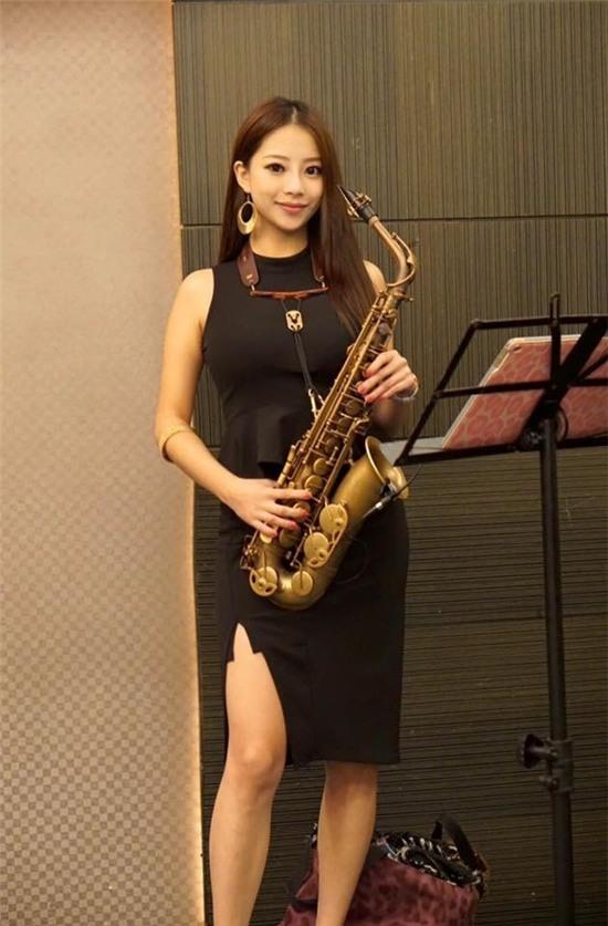 Mỹ nữ thổi saxophone siêu vòng 1 gây sốt Trung Quốc - Ảnh 2.