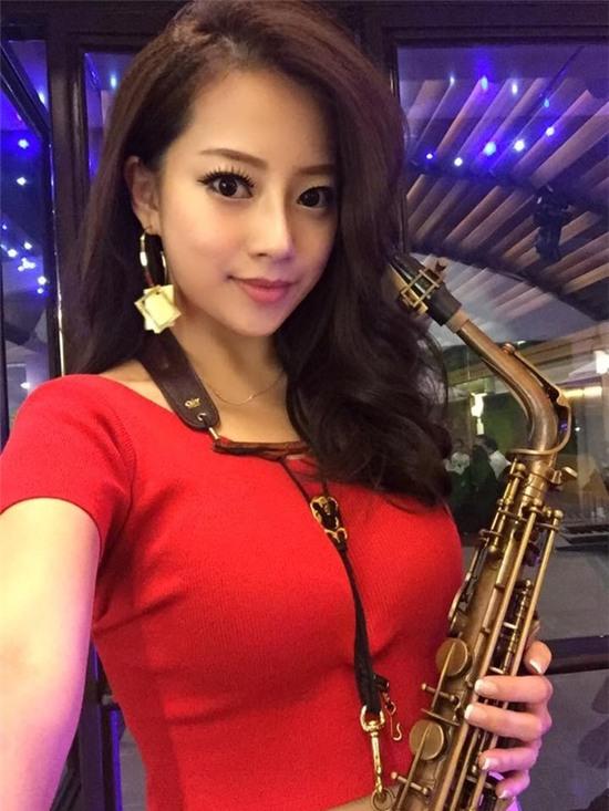 Mỹ nữ thổi saxophone siêu vòng 1 gây sốt Trung Quốc - Ảnh 7.
