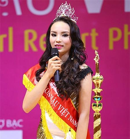 Hoa hậu Kỳ Duyên,HH Kỳ Duyên,Showbiz Việt tuần qua HH Kỳ Duyên bị chê tơi tả khi mặc áo vest với quần hoa