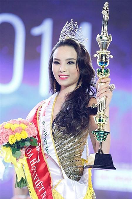 Hoa hậu Kỳ Duyên,HH Kỳ Duyên,Showbiz Việt tuần qua HH Kỳ Duyên bị chê tơi tả khi mặc áo vest với quần hoa