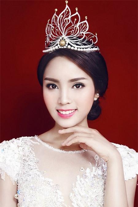 Hoa hậu Kỳ Duyên,HH Kỳ Duyên,Showbiz Việt tuần qua HH Kỳ Duyên bị chê tơi tả khi mặc áo vest với quần hoa