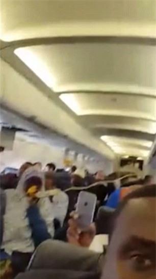 Hành khách đeo mặt nạ dưỡng khí sau vụ nổ. Ảnh: Daily Mail, Twitter