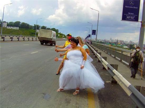 Không có xe bus làm sao đến hôn trường được đây.