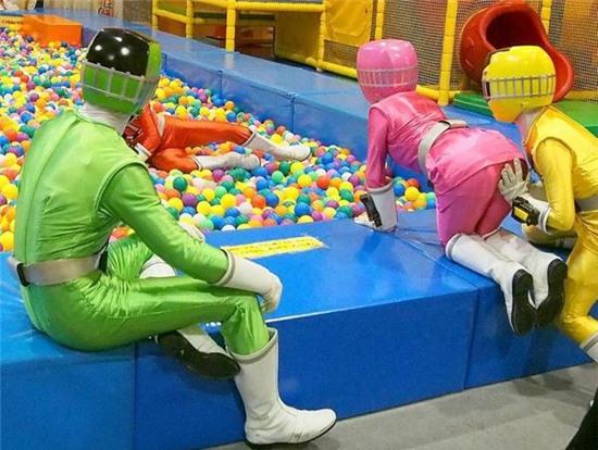 ‘4 anh em siêu nhân' cùng đi vui chơi.