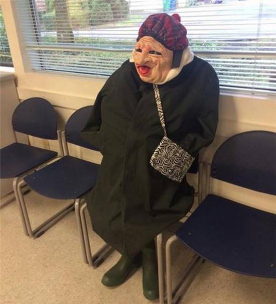 Đừng có chụp ành mà, ‘già' ngại lắm.